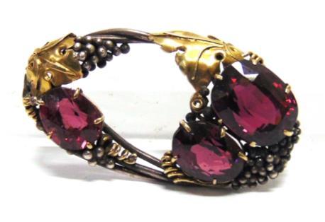 9g gross 200-250 (plus 23.4% Buyer s Premium incl. VAT) the oval brooch with oval cut garnets vine leaves, tendrils and bead decoration, 4.6cm x 2.5cm 300-400 (plus 23.4% Buyer s Premium incl. VAT) 8 AN EASTERN STONE SET RING with indistinctive marks, 6.