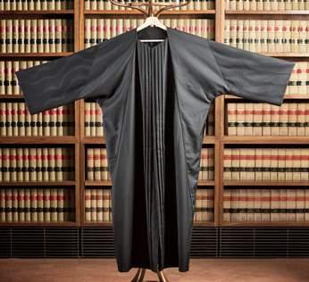 OFF FARM 23 HIGH COURT ROBES GET A MERINO MAKEOVER The judges of Australia s High Court received a sartorial makeover, with a team of Queenslanders creating new judicial robes made from Australian