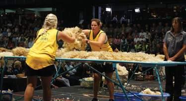 ON FARM 49 WORLD SHEARING AND WOOLHANDLING CHAMPIONSHIPS Performing in front of more than 4,000 spectators at Invercargill in New Zealand, the Australian team did extremely well with all teams