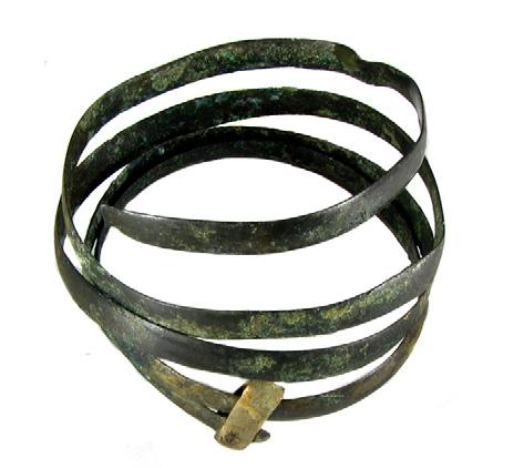 Ill 64. Spiraalne käevõru (nr 68). Fig. 64. Spiral bracelet. 5.6.3. Spiraalne käevõru Ehtevaka ainus spiraalne käevõru (ill 64) on valmistatud kergelt lamekumera ristlõikega pronkspleki ribast.