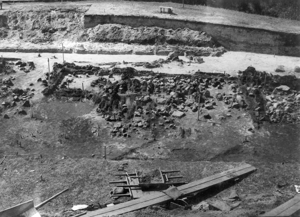 Ill 2. Lõhavere kaevamised 1958, juhendab Harri Moora. Fig. 2. Lõhavere excavations in 1958, supervised by Harri Moora. Foto: TLÜ AI AA. Ill 3. Lõhavere linnus (Jaanits et al.