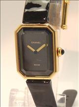 Estimate: $1,800 to $2,500 IMPORTANT WATCHES - PART II 名贵手表 - 第二部分 Lot: 051 4WI53 CHANEL, A LADY'S YELLOW GOLD PREMIERE WATCH 香奈尔女装黄金 PREMIERE 石英表 Rectangular case. Black dial with golden hands.