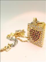 Lot: 103 H0915/79 A 18K YELLOW GOLD PHOTO HOLDER DIAMOND AND RUBY PENDANT WITH NECKLACE CHAIN 18K 黄金长方相片形坠子内心形红宝石 Asprey, a reknown US jeweller since 1781, the pendant cover of rectangular shaped,