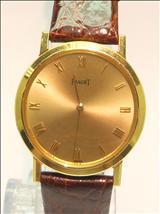 Lot: 229 4ASYW230 ROLEX, A LADY'S Y/GOLD CELLINI WATCH 劳力士女装黄金彻利尼上链表 Cushion shaped case. Black dial with yellow gold hands. Original yellow gold bracelet and deployant clasp.