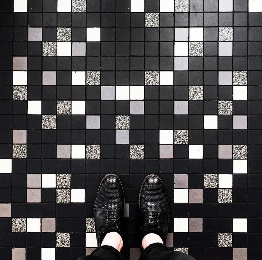 photographed the floors at his feet. The resulting project, Parisian Floors, shows how much beauty is to be found even on the ground: tiles, mosaics or geometrical patterns become real works of art.