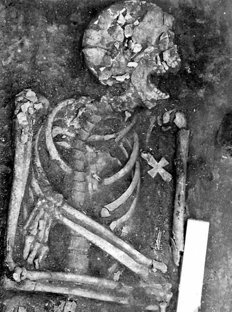 166 Aurel Dragotă Fig. 3. Alba Iulia-King s Spring. The reliquary cross in the grave 10 (photo by Mihai Blăjan). of bronze and customized with a Pitarakis type ii hinge (Mnuai F. 9154, L. 93.82 x 45.