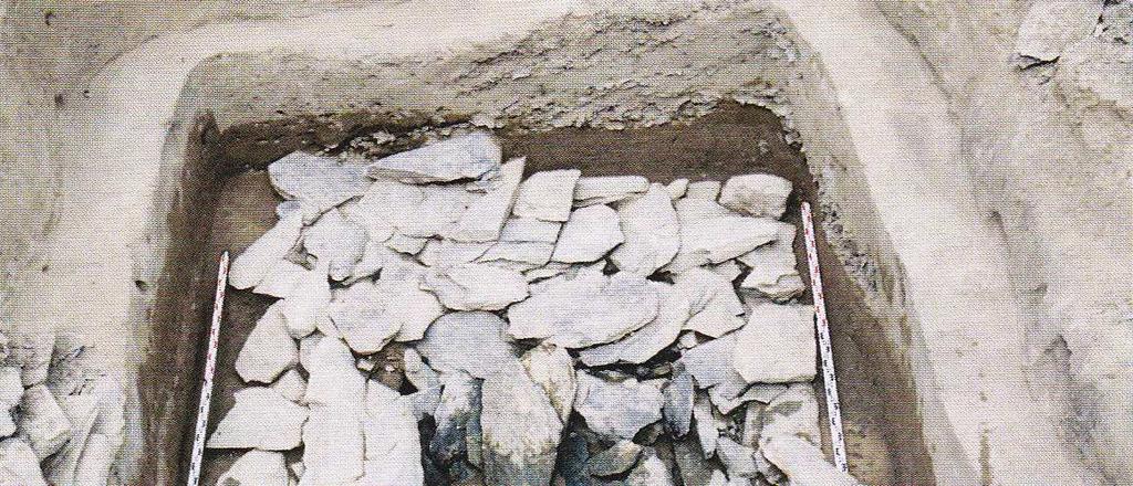 Figure 16: Stone roof of KUDII-1 (Kovalev et al. 2011, 294). The description of the structure inside the grave is vague, because a stone division seem to have been made.