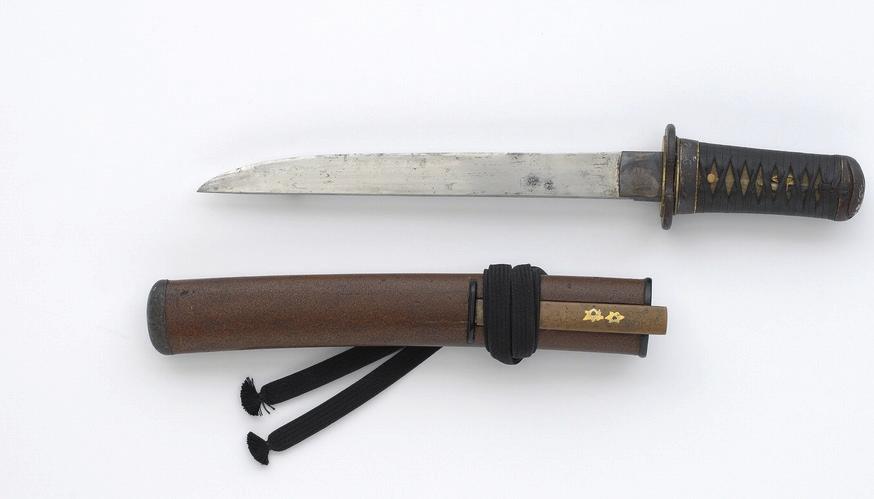 okrog 50 izbranih primerkov japonskega orožja in zaščitne opreme iz Narodnega muzeja Slovenije ter več zasebnih zbirk ob njih pa bojevnike, ki so jih nekoč uporabljali, svet, v katerem so živeli, in