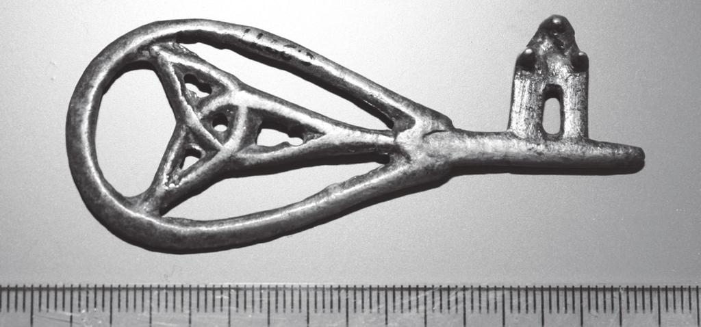 128 Heidi Lund Berg Fig. 9.2. Key of copper alloy with a triquetra inside the handle, dated to the Viking Age, displayed at the Museum of Cultural History, Oslo. Photo: Heidi Lund Berg.