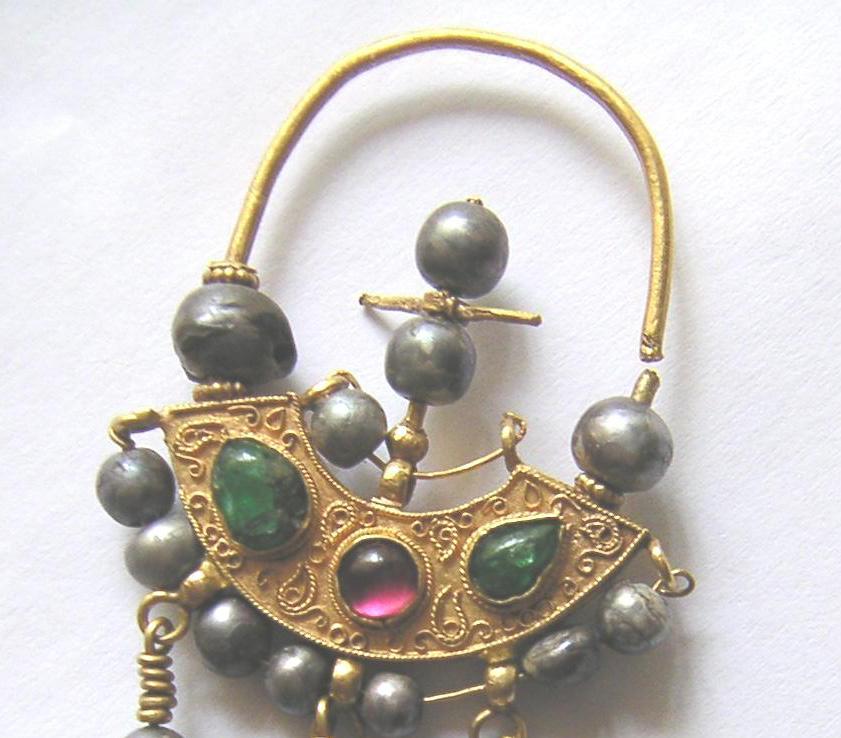 Fig. 9. Gold earcap N1 with emeralds and garnets amethysts Totev, 1986; 1993; Atanasov, 1999a; 1999b; The Preslav Treasure, 2007, 10, Fig. 1.5).