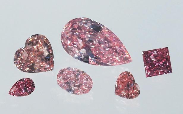 This similarity of color origin is supported by observations that diamonds can vary from pink through brown-pink to brown, and that all of these hues have some similar features (i.e., banded internal colored graining and a visible spectrum dominated by a broad 550 nm absorption band of varying intensity; Collins, 1982).