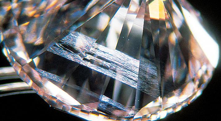 right), or anhedral crystals of diamond. A B Graining. Both internal and surface graining are frequently seen in pink diamonds.