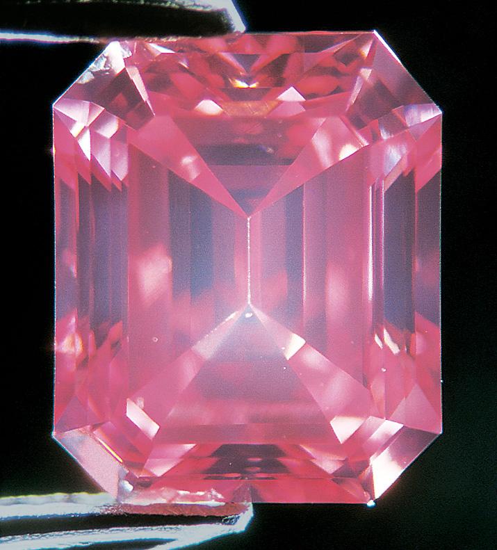 Surface and internal graining were common features in the pink diamonds studied for clarity.