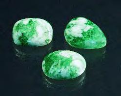material, however, the North Carolina cabochons contained well-formed emerald crystals in a granular quartzfeldspar matrix. Jaroslav Hyrsl Kolin, Czech Republic hyrsl@kuryr.