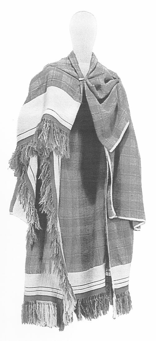 Cloaks Cloaks came in a variety of shapes and sizes, from short and rounded to large and rectangular. The largest type is the Migration Era cloaks like the Thorsbjerg one (below right).