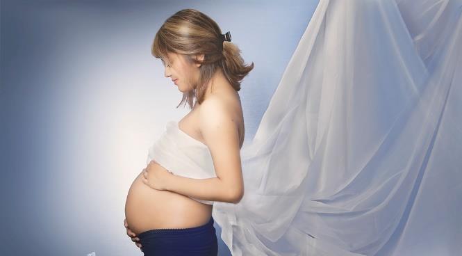 Using draped fabric The use of fabrics can add a touch of elegance and an arty feel to your pregnancy photos.