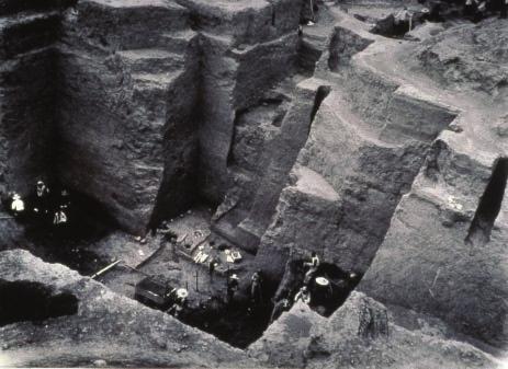 SLIDE NO.9 Excavation photo: Tomb No.1001 at Anyang Late Shang Dynasty, ca. 1,200 BCE. Henan province Courtesy Academia Sinica, Republic of Taiwan What is the subject of this photo?