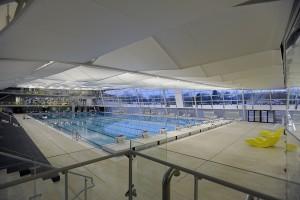 in the entrance area, that is one metre above street level, the spa and the swimming area are clearly separated floor-to-ceiling glazing offering a panoramic view of the indoor area with its 50m