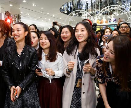H&M s offering attracts customers the world over, with collections that are just as popular in the big fashion metropolises as in smaller towns providing great expansion opportunities in both new and