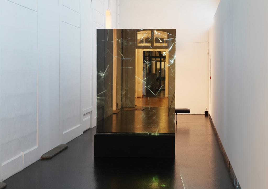 PAGE 18-19: DUO 8007, 2015 Iron Oxide Black and video on glass, 4-channel sound 250 150 50 cm, video 15 loop,