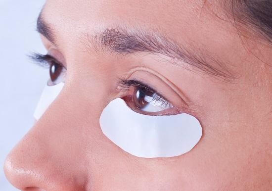 Have him/her look up while you use VLash Eye Pads to secure the lower eyelashes. Allow upper lashes to rest on the VLash Eye Pad.