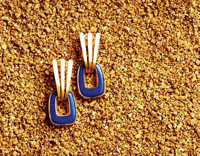 1174DAI In this regal pair of earrings, gold and lapis lazuli