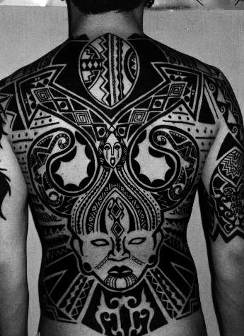 shop asking for tribal tattoos. I realized that there was more to blackwork than just traditional tribal patterns. ere is more you can do with black ink.
