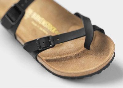 The two front straps of the Mayari style gently wrap round the big toe.