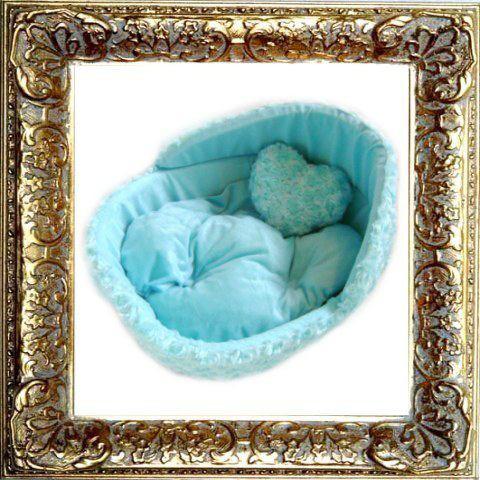 Pet Beds SWEET DREAMS BED This gorgeous bed has a blue fleece lining to ensure a warm and