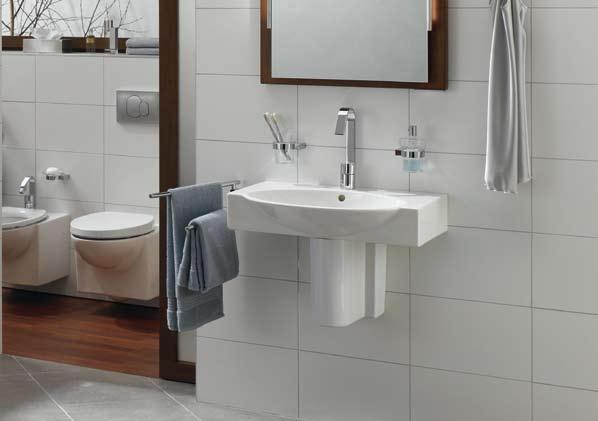 1 Espace bathtub 195x95 cm Diagon bath mixer and Sense handshower set 2 Espace asymmetrical washbasin with towel bar and glass shelf, asymmetrical wall-hung WC pan, electronic operated concealed
