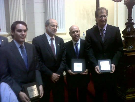 At a ceremony that took place in the Porras Barrenecheo Salon in the Congress building in Lima, Congressman Daniel Abugattas presided over a ceremony which saw recognition awards presented to Gustavo