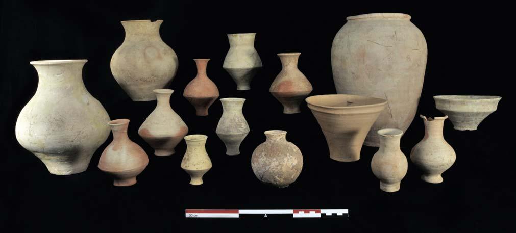 Some more exceptional discoveries at Ulug-depe Fig. 2. Ceramic vases characteristic of the Namazga V period ( MAFTUR). of Altyn-depe.