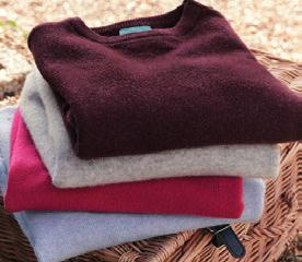 GKN1754 64 LAMBSWool CREW NECK A soft sweater with self coloured button