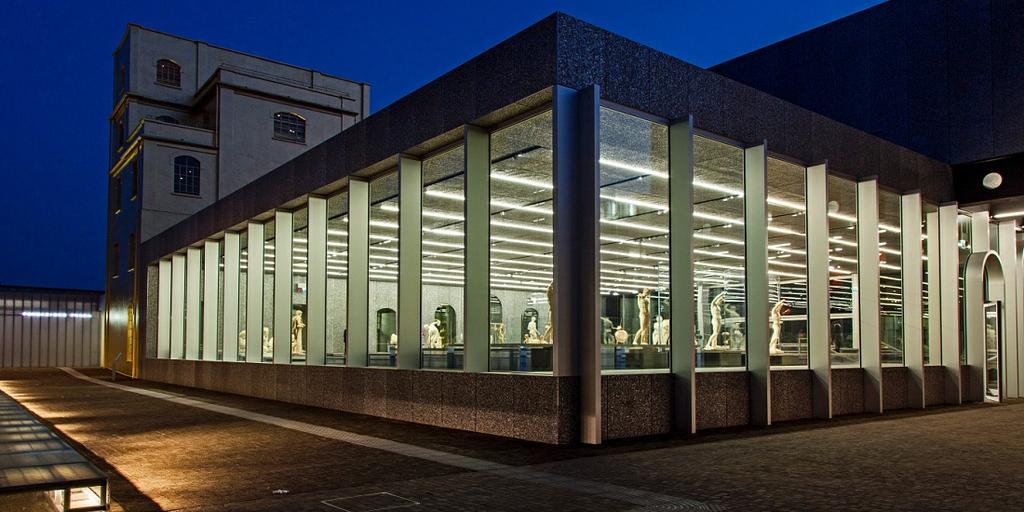 Report Fondazione Prada Project: Fondazione Prada, Milan Completion: 2015 Architecture: OMA / Rotterdam (Rem Koolhaas, Chris van Duijn) Project management: Federico Pompignoli (OMA) Lighting design: