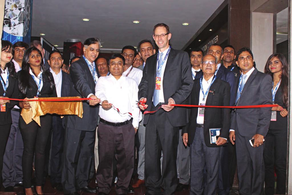 Bruce Cleaver and Manoj Dwivedi inaugurate IIJS 2016 along with Praveenshankar Pandya and other GJEPC office bearers.