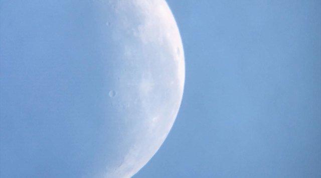 Overview Check out the sky and photograph the moon with your camera phone using the Celestron FirstScope.