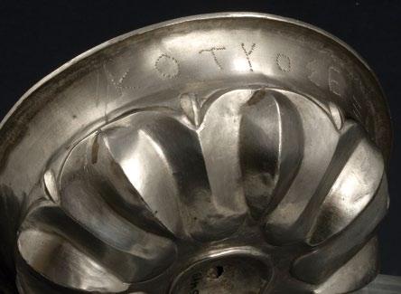 A more exquisite pattern of alternating almond lobes and lotuses became very popular in the fifth and fourth centuries (one of the earliest is the silver phiale from Grave 22 at Sindos, near