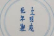 522 A pair of Chinese blue and white plates: each painted with a dignitary and a servant
