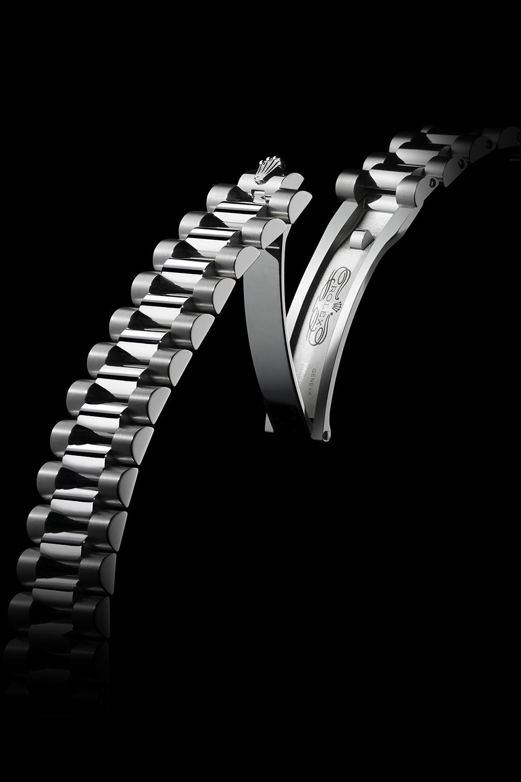 Features PRESIDENT BRACELET This metal bracelet with semi-circular three piece links was created in 1956 for the launch of the Oyster Perpetual Day-Date.