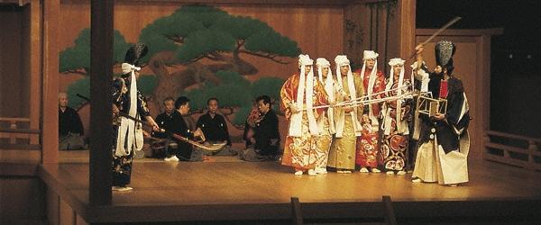 Japan Arts Council A 1986 performance of the kyogen piece, "The Fortified Beard". The women all wear binan-boshi.