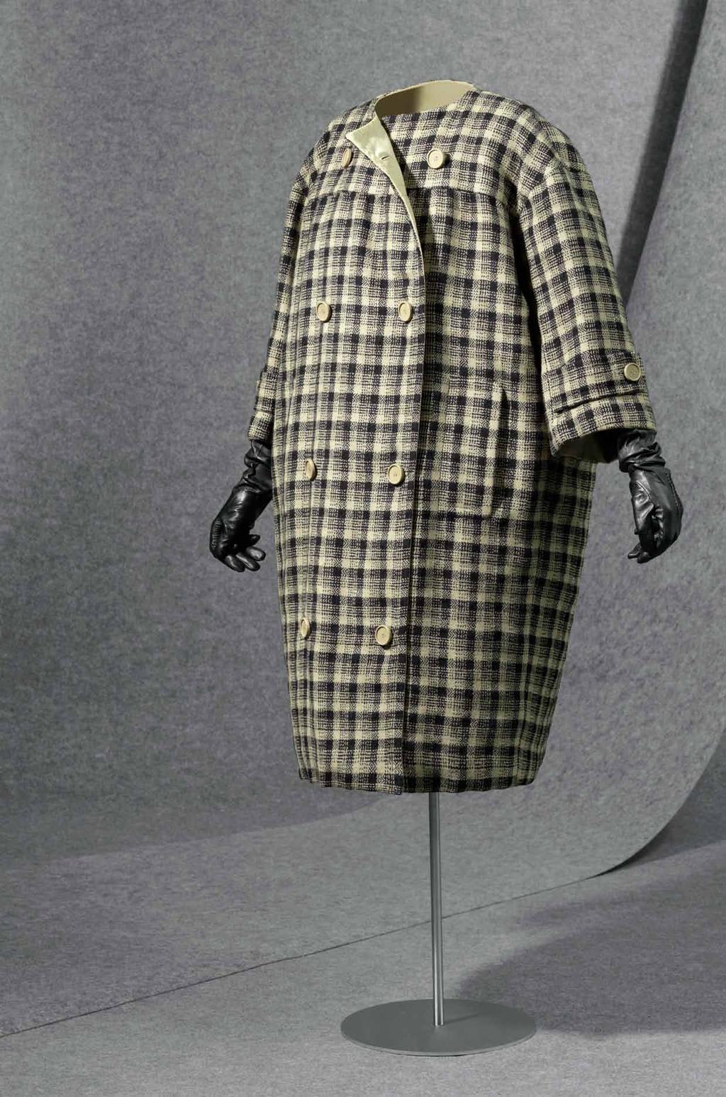 the collector The simplified silhouette generated by the gabardine coat highlighting the curves of the cocoon demonstrates Balenciaga s modern outlook in the reversible nature of the garment,