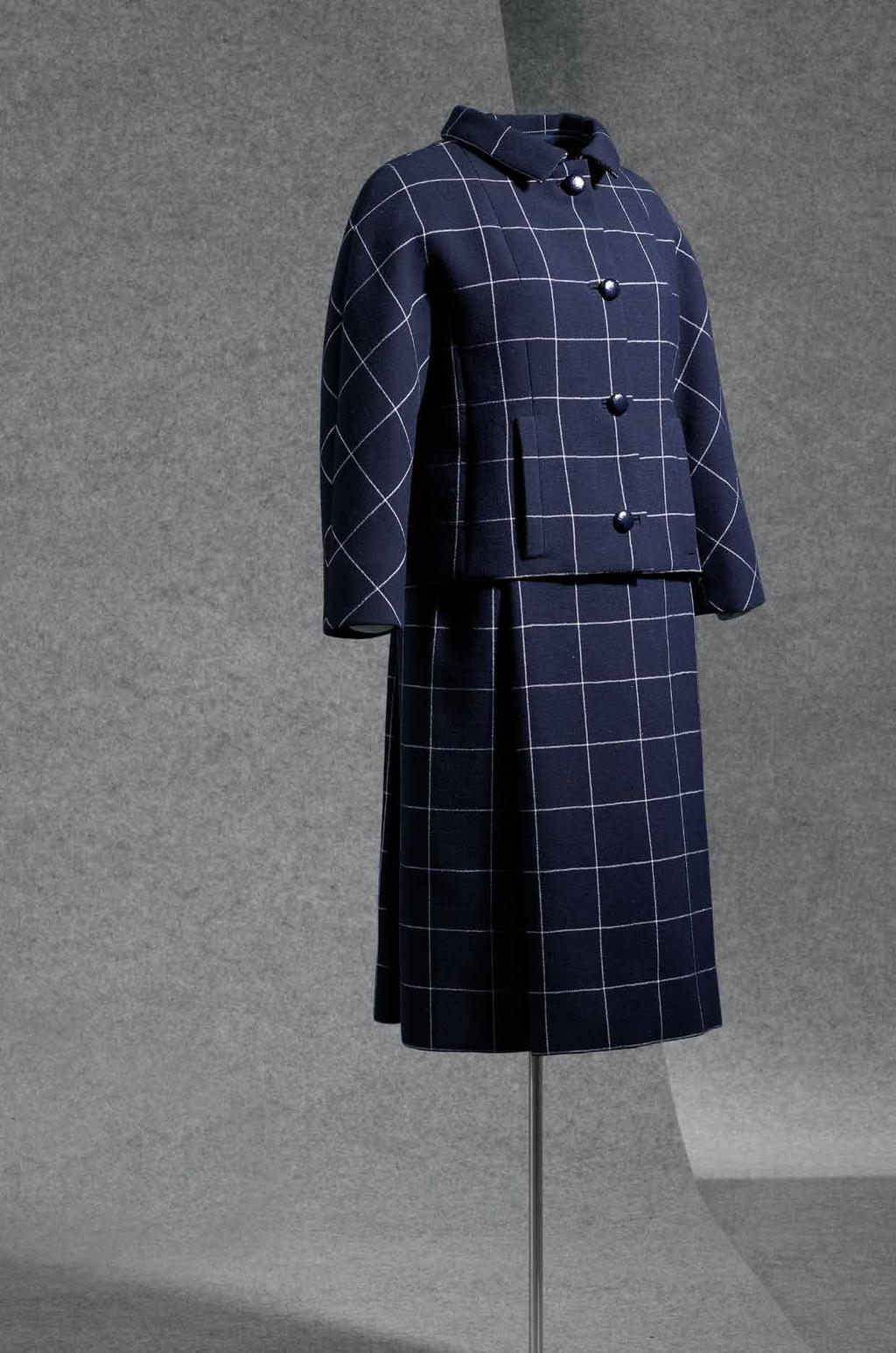 the collector Perfection and knowledge of the trade are categorically obvious in the sartorial suit in navy blue quadrillé, one of Mrs. Mellon s favourite colours.