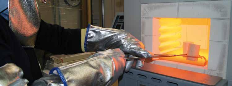 26 << HEAT PROTECTION GLOVES UP TO 1,000 C RADIATED HEAT.