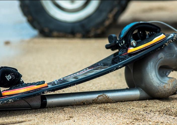 Hoverboard by ZR Kit The Hoverboard by ZR kit is composed by the following elements: 1 BOARD 1 PAIR OF STRAP 1 SUPPLY HOSE which provides pressured water from the PWC to the Hoverboard by ZR 1 180
