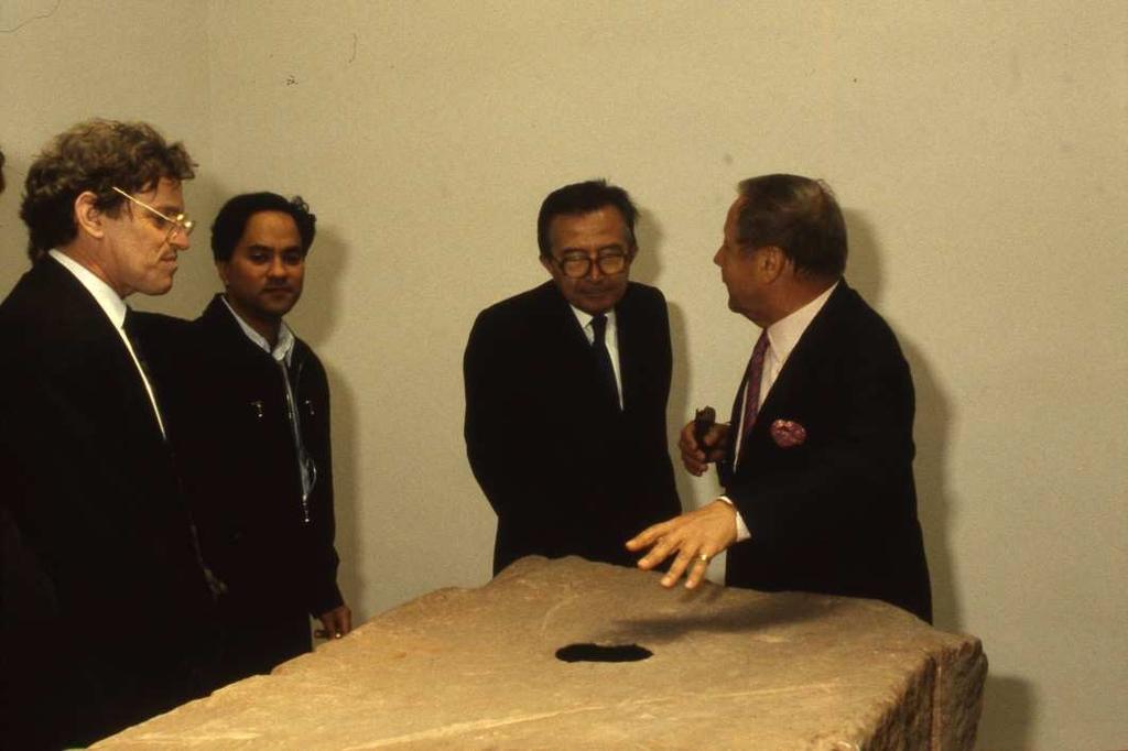 Figure 2. Giulio Andreotti with Anish Kapoor s sculpture, Void Field, at the 1990 Venice Biennale.