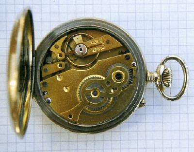 - 3 - Fig. 3: A typical Roskopf movement. But not a trace of Roskopfs trademark. On the plate of the face-side stamped "Swiss". Watchmaker marks: None. The watch looks like it was never used.