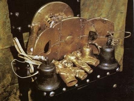 Sika dwa kofi means the Golden Stool born on a Friday and derives from the legend that shapes the Asante notion of statehood.