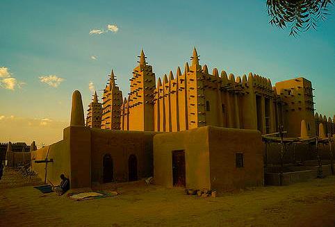 King Koi Konboro, the 26 th ruler of Mali and the first Muslim sultan there, commissioned the mosque in the 13 th century.