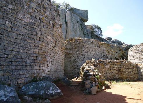 Great Zimbabwe was a political and economic center in the southeastern part of the continent. The Great Enclosure was first occupied in the 11 th century.