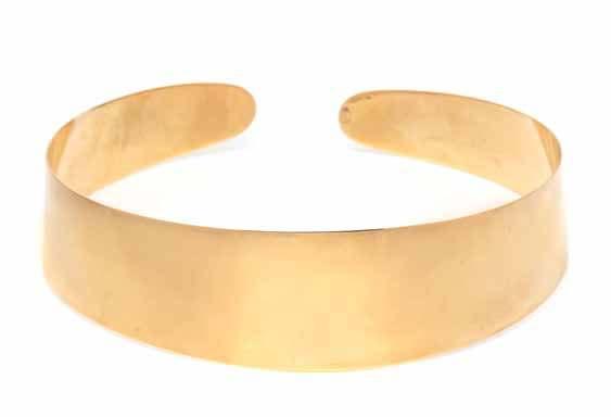 232 231 233 230 229 an 18 Karat Bicolor Gold, diamond and onyx Bangle, consisting of a polished and fluted yellow gold bangle with three white gold pave set sections containing 49 round brilliant cut